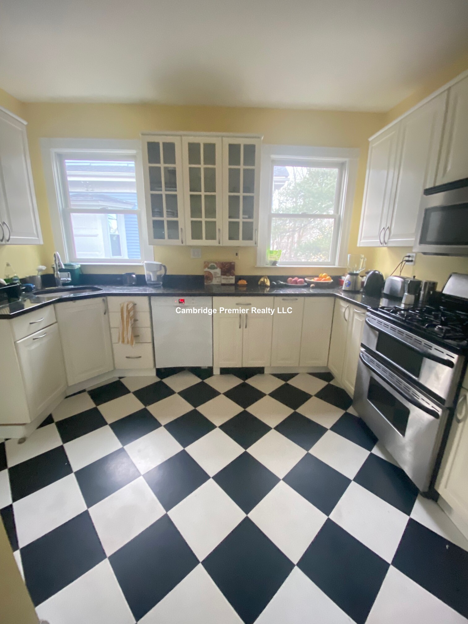 71 Putnam Ave, Riverside