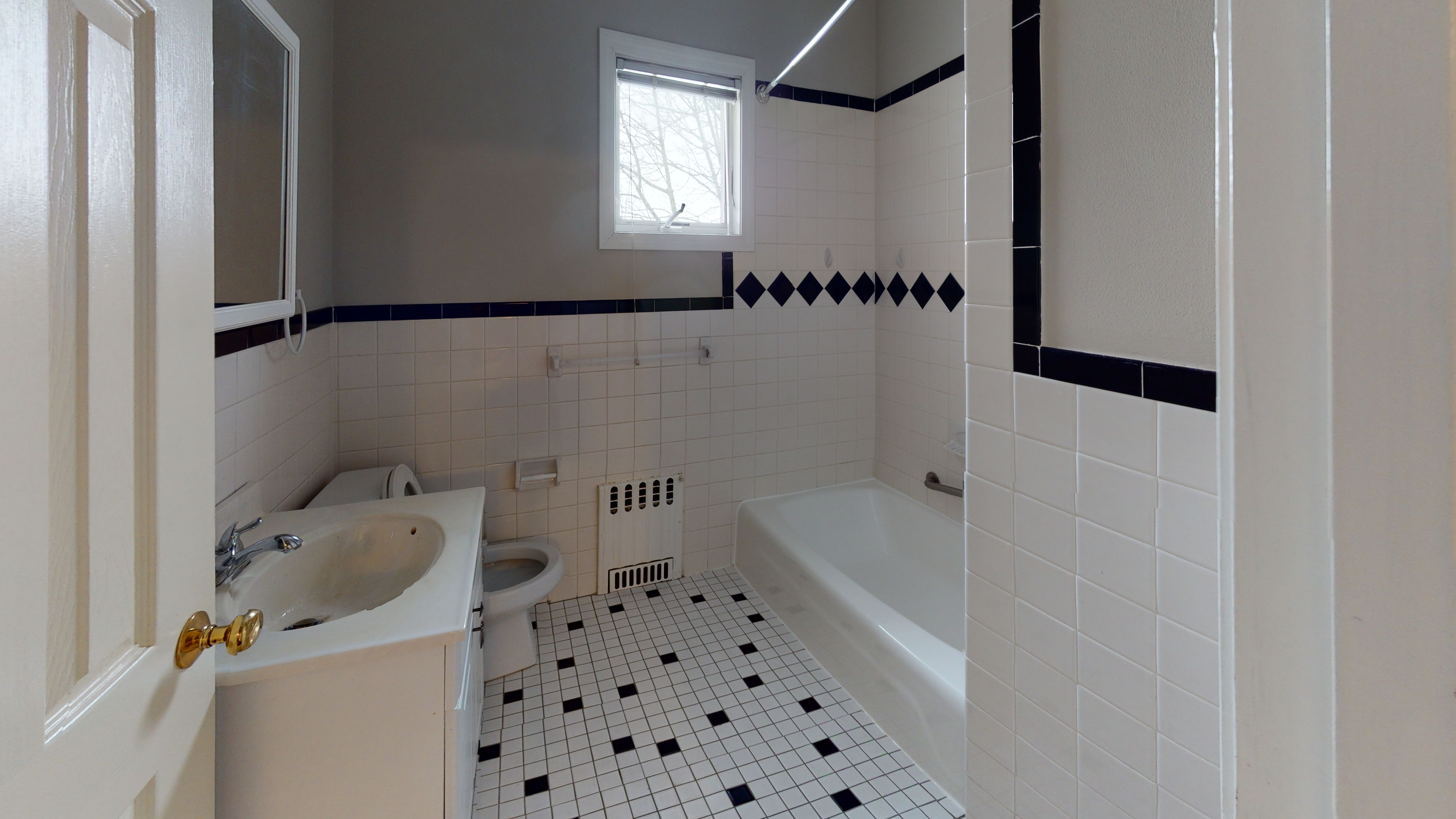 4 bed, 2 bath apartment for rent at 139-141 Edenfield Ave, Watertown — photo 9 of 10
