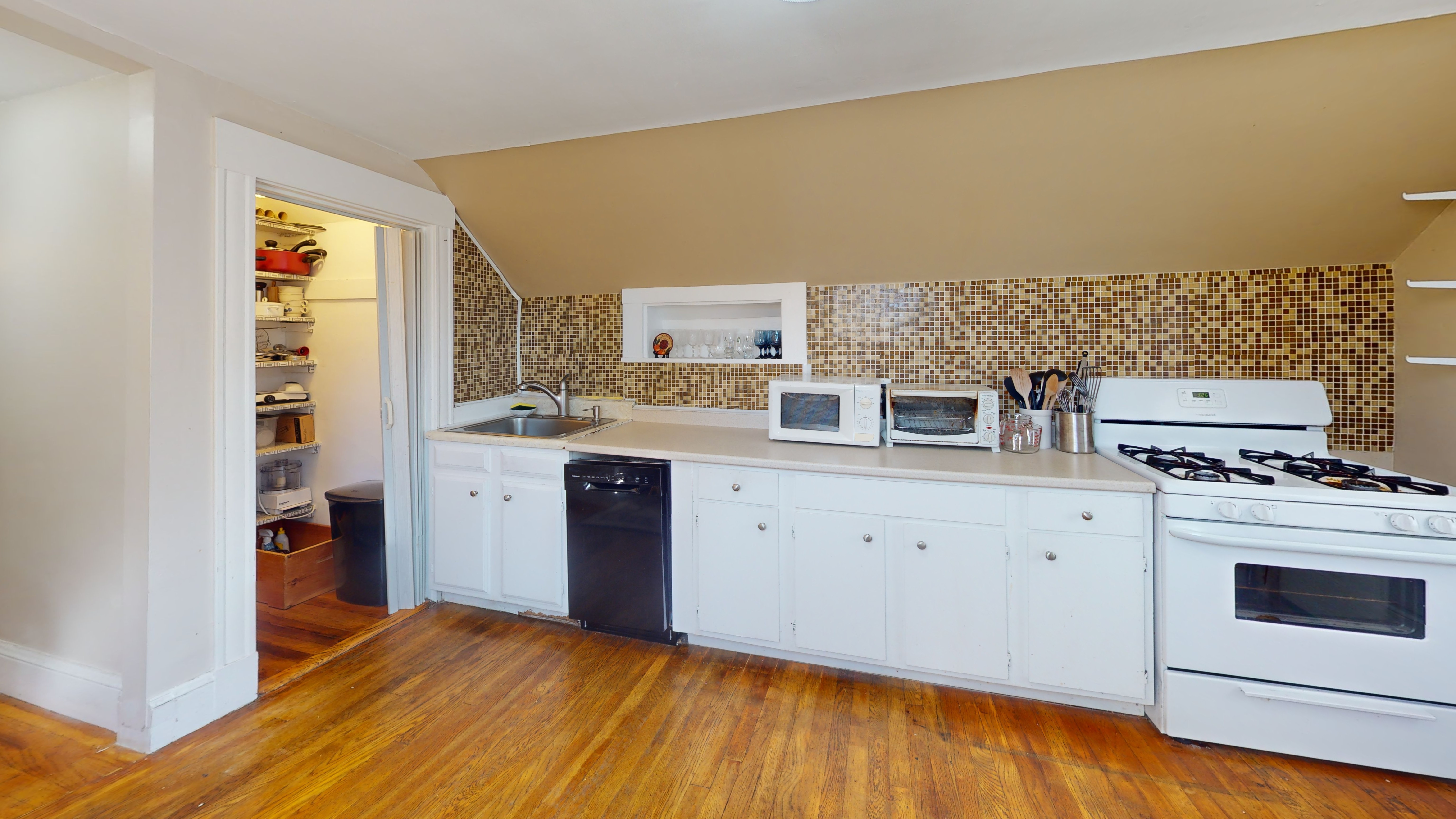 16 Templeton Pkwy. — East Watertown