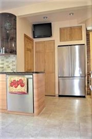 3 bed, 1 bath apartment for rent at 83 Francis St Unit 3, Coolidge Corner — photo 2 of 12