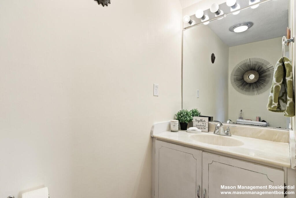 13 Circuit Ln, Watertown