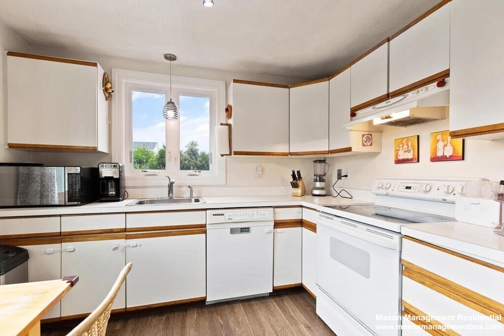 13 Circuit Ln, Watertown