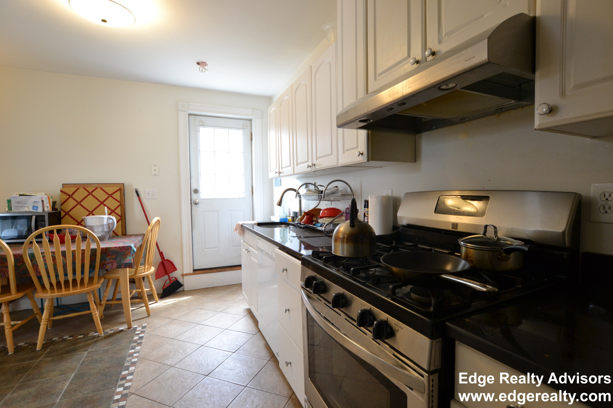 4 bed, 2 bath apartment for rent at 274 Crescent St Unit 2, Waltham — photo 2 of 12