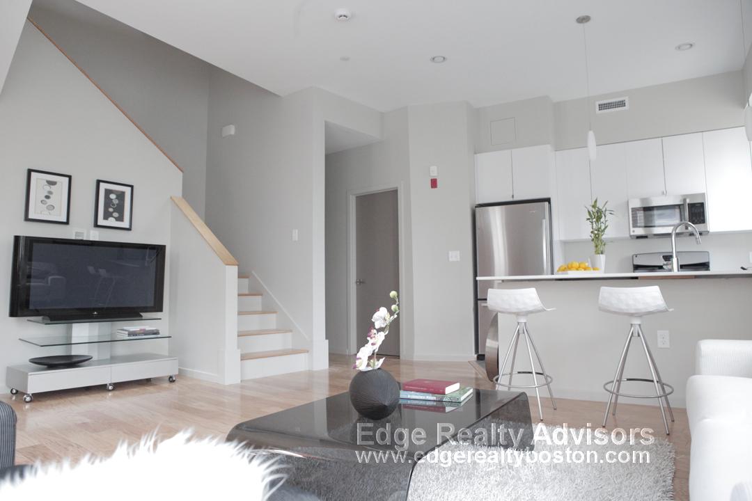 4 bed, 2.5 bath apartment for rent at 49 Glenville Ave Unit 1, Allston — photo 2 of 4