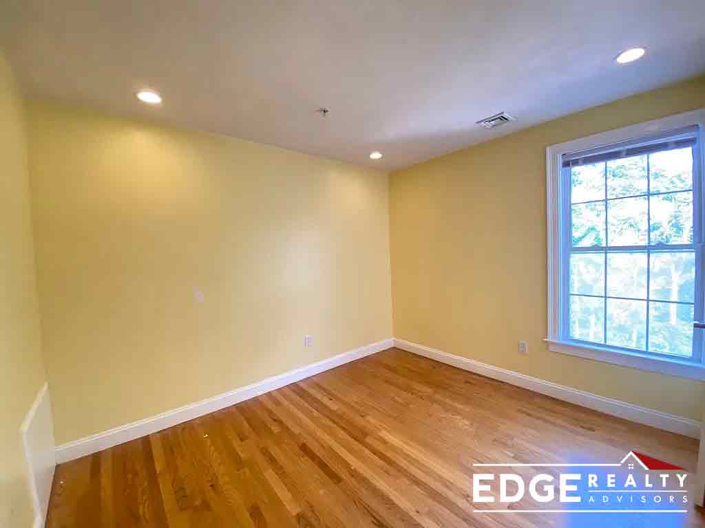 18 Middle St, Waltham