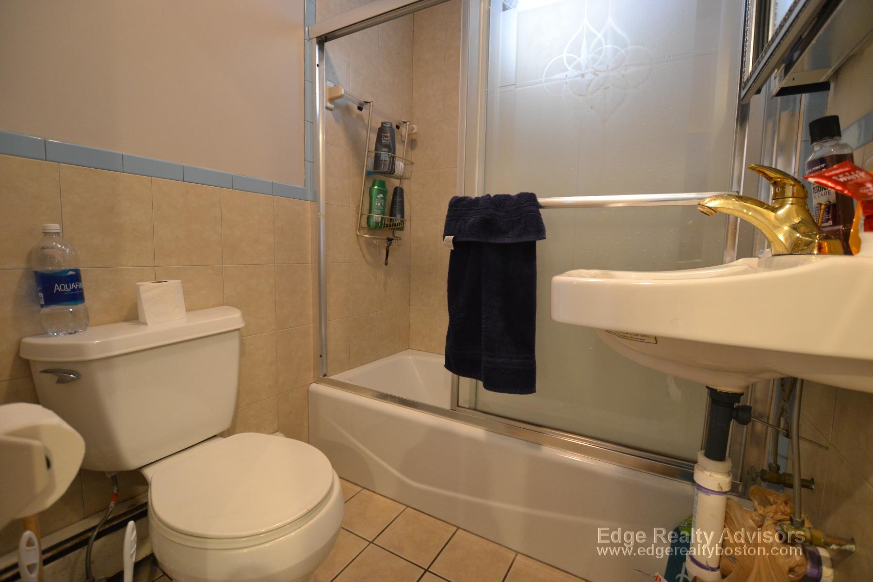 6 bed, 3 bath apartment for rent at 48 Long Ave Unit 1, Allston — photo 3 of 14