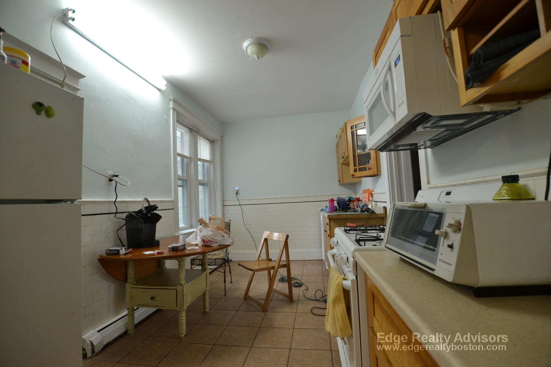 3 bed, 1 bath apartment for rent at 1661 Commonwealth Ave Unit 1, Brighton — photo 3 of 11