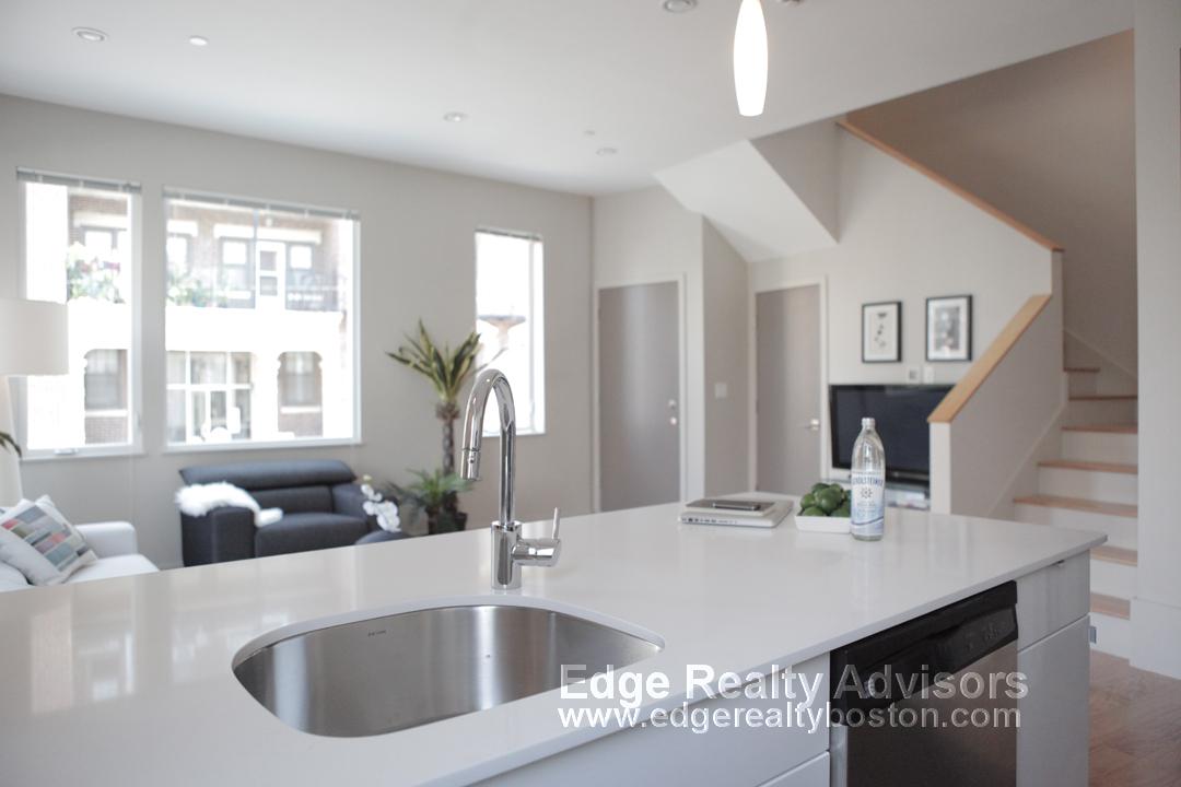 5 bed, 2.5 bath apartment for rent at 59 Glenville Ave Unit 1, Allston — photo 3 of 25