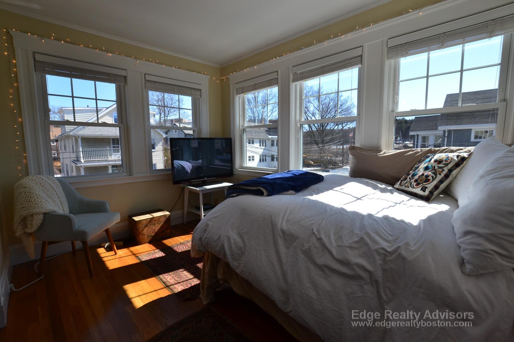 3 bed, 1 bath apartment for rent at 31 Willoughby St Unit 2, Brighton — photo 2 of 14