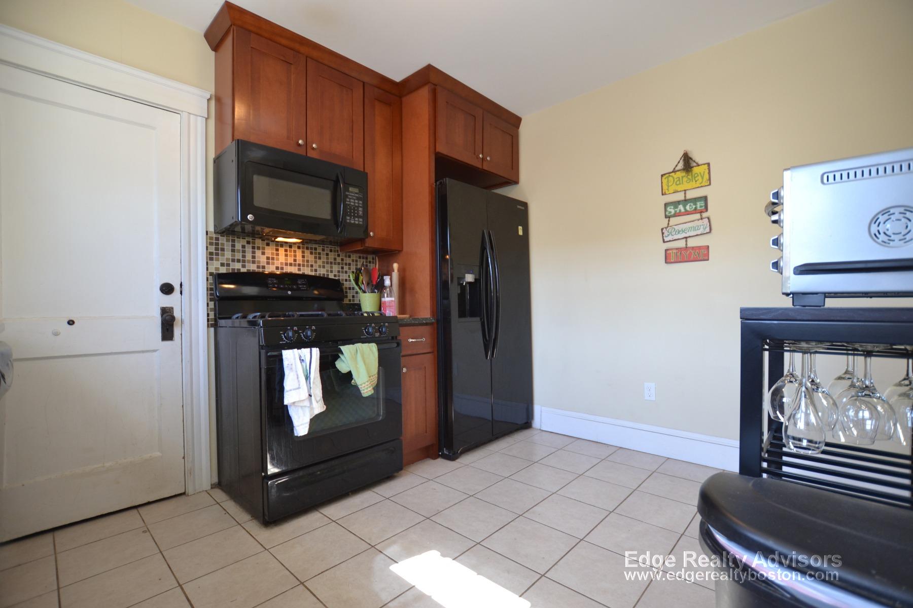 3 bed, 1 bath apartment for rent at 31 Willoughby St Unit 2, Brighton — photo 4 of 14