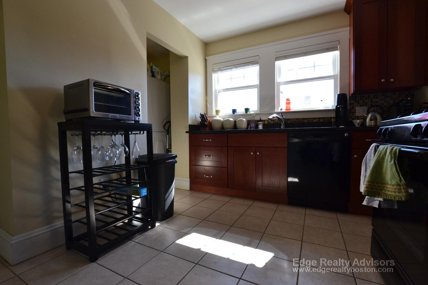 3 bed, 1 bath apartment for rent at 31 Willoughby St Unit 2, Brighton — photo 6 of 14
