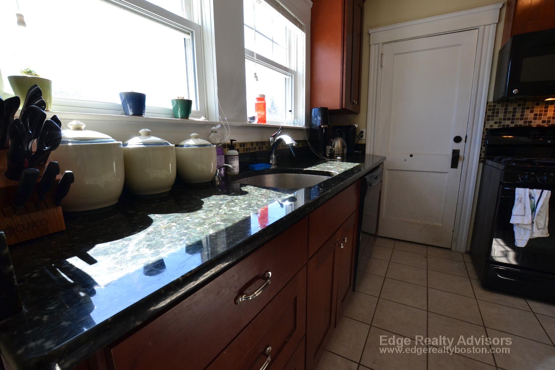 3 bed, 1 bath apartment for rent at 31 Willoughby St Unit 2, Brighton — photo 5 of 14
