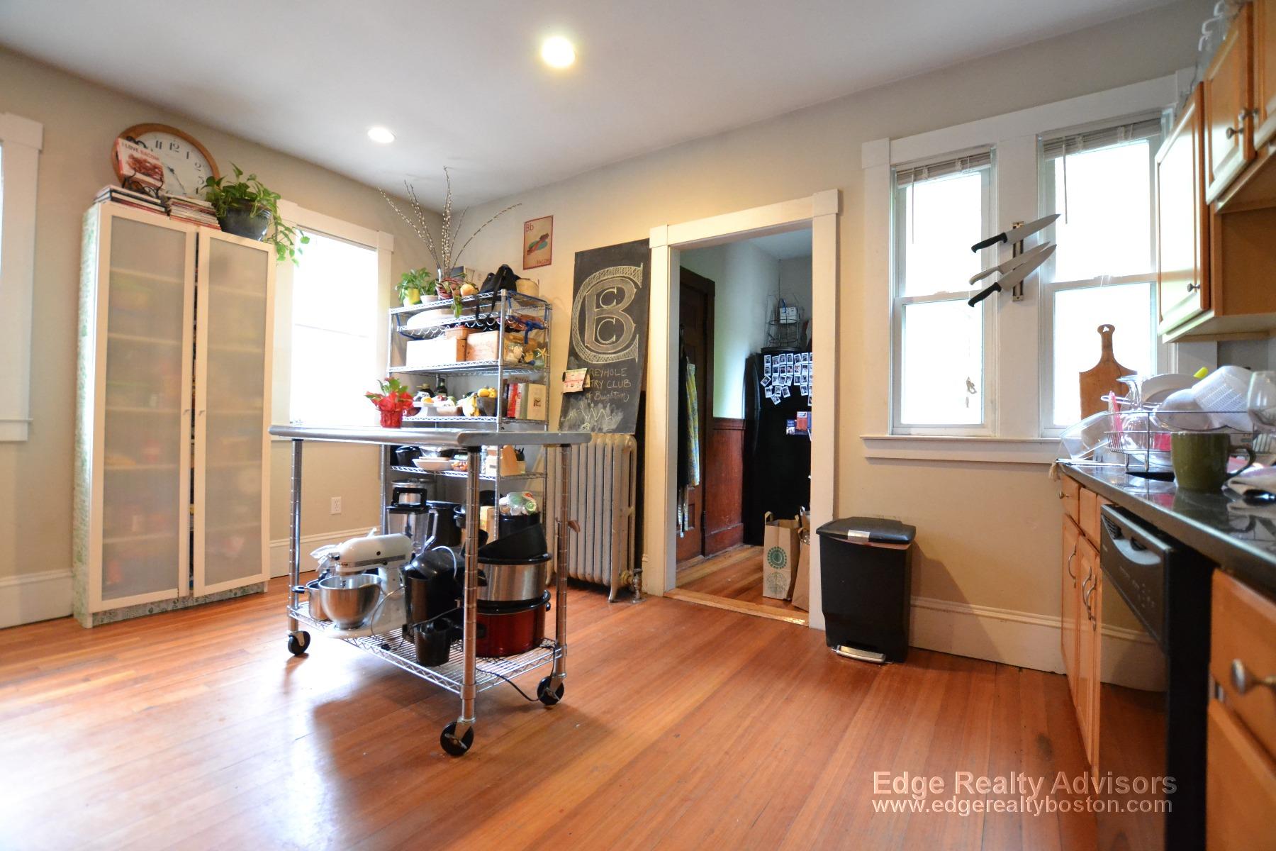 4 bed, 2 bath apartment for rent at 48 Mapleton St Unit 1, Brighton — photo 3 of 15