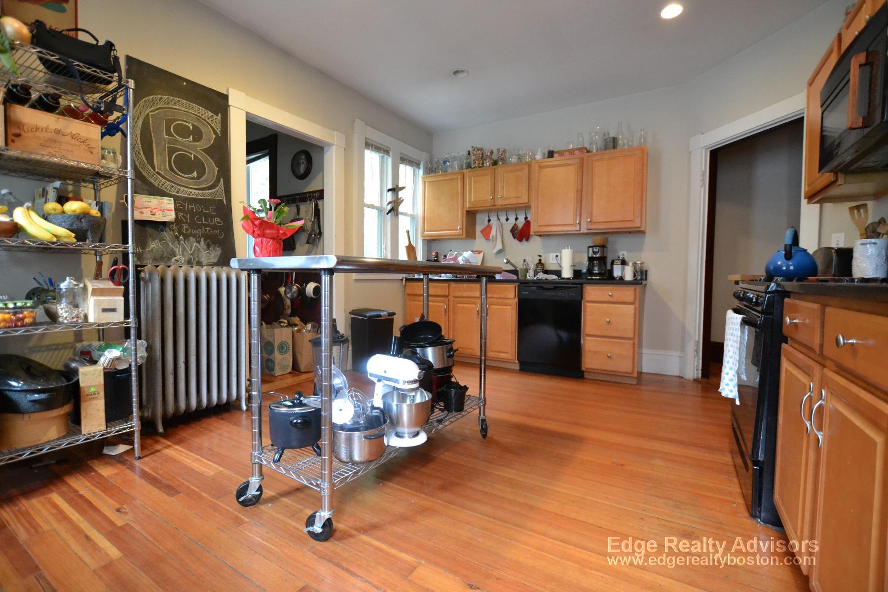 4 bed, 2 bath apartment for rent at 48 Mapleton St Unit 1, Brighton — photo 2 of 15