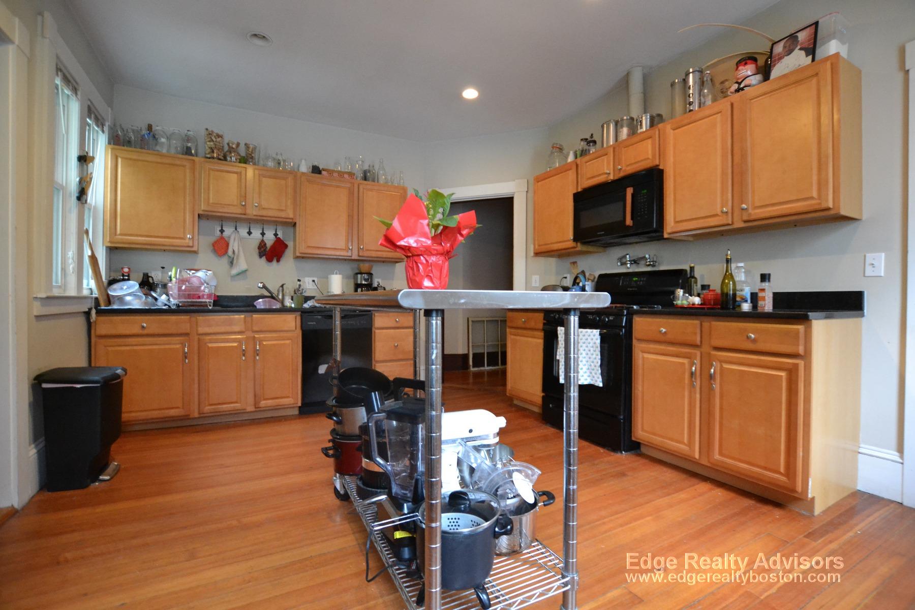 4 bed, 2 bath apartment for rent at 48 Mapleton St Unit 1, Brighton — photo 1 of 15