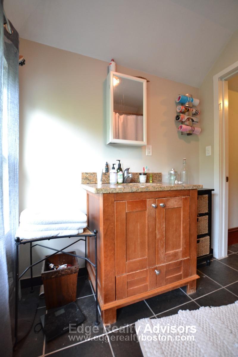 4 bed, 2 bath apartment for rent at 48 Mapleton St Unit 1, Brighton — photo 11 of 15