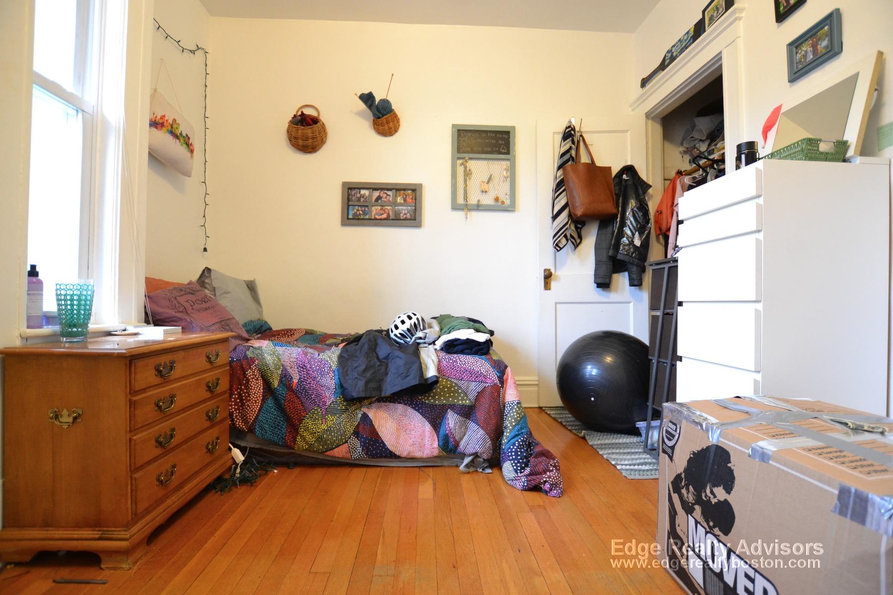 156 Coolidge St, Washington Square