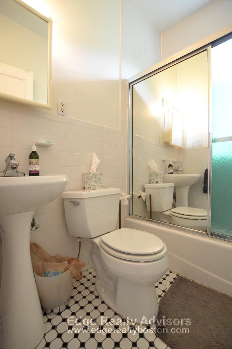 156 Coolidge St, Washington Square