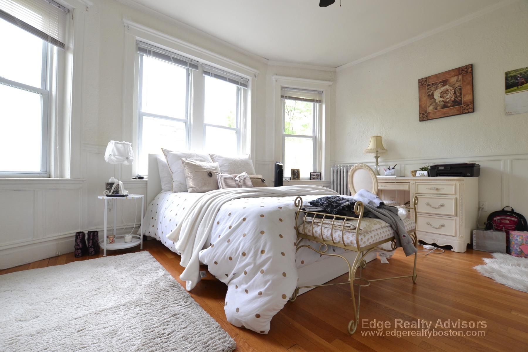 156 Coolidge St, Washington Square