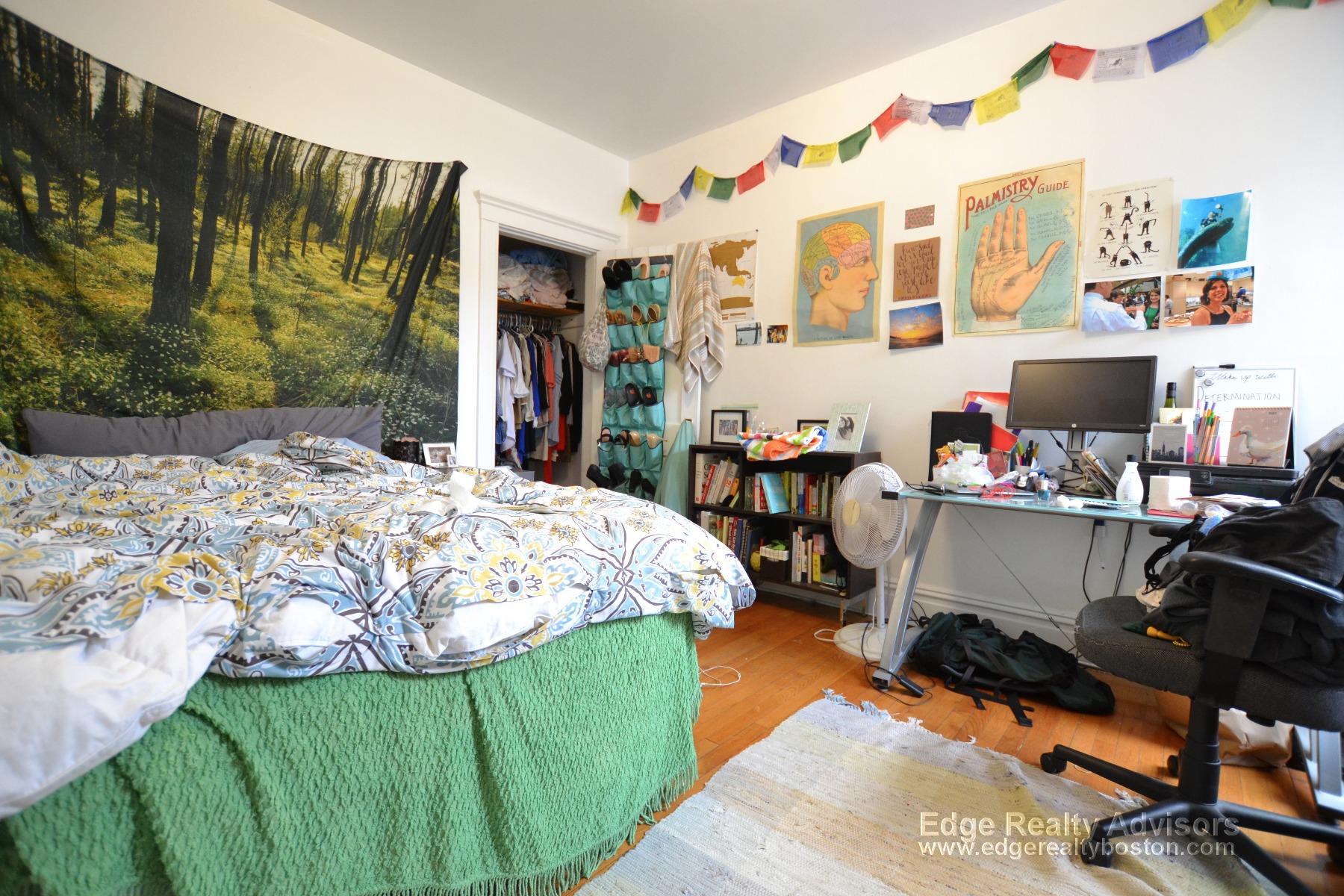 156 Coolidge St, Washington Square