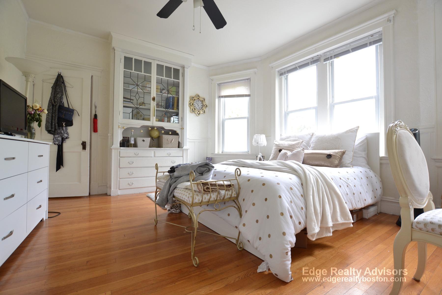 156 Coolidge St, Washington Square