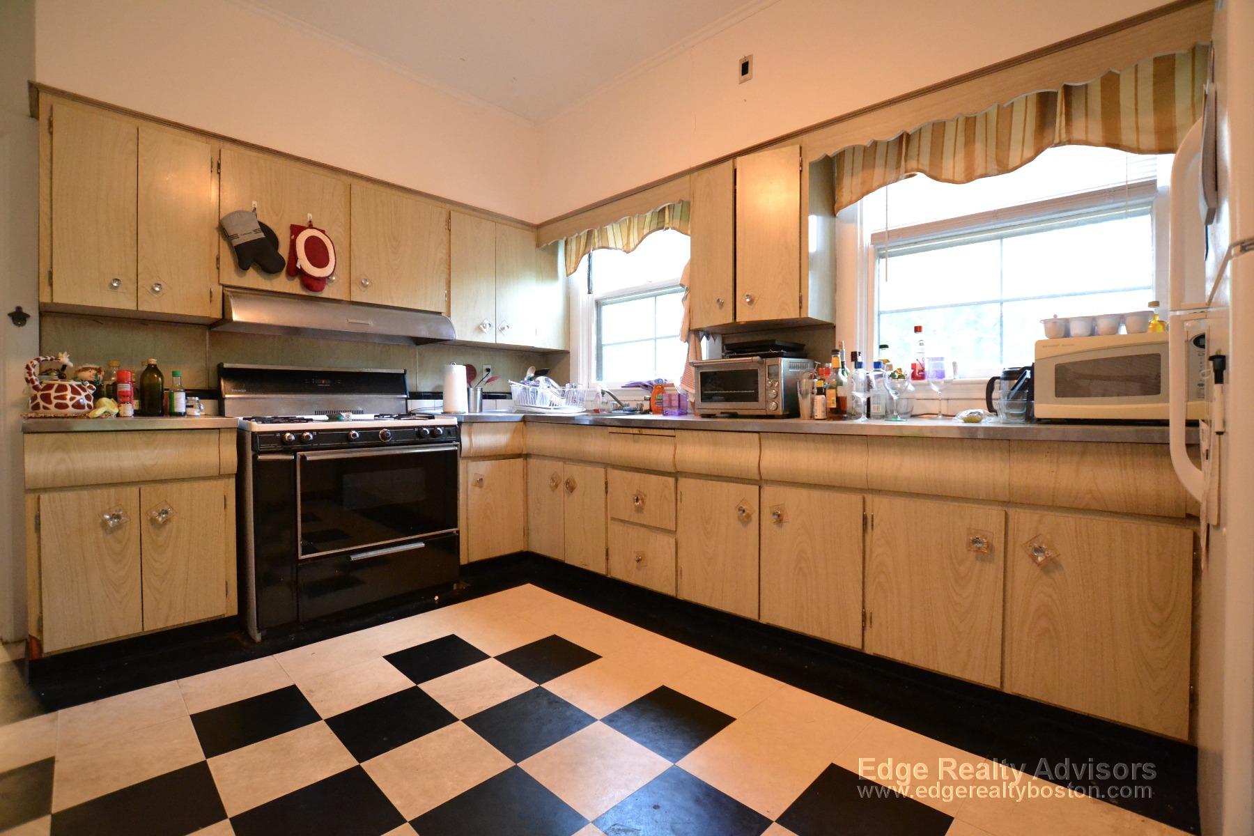 3 bed, 1 bath apartment for rent at 48 Lanark Rd Unit 1, Brighton — photo 4 of 13