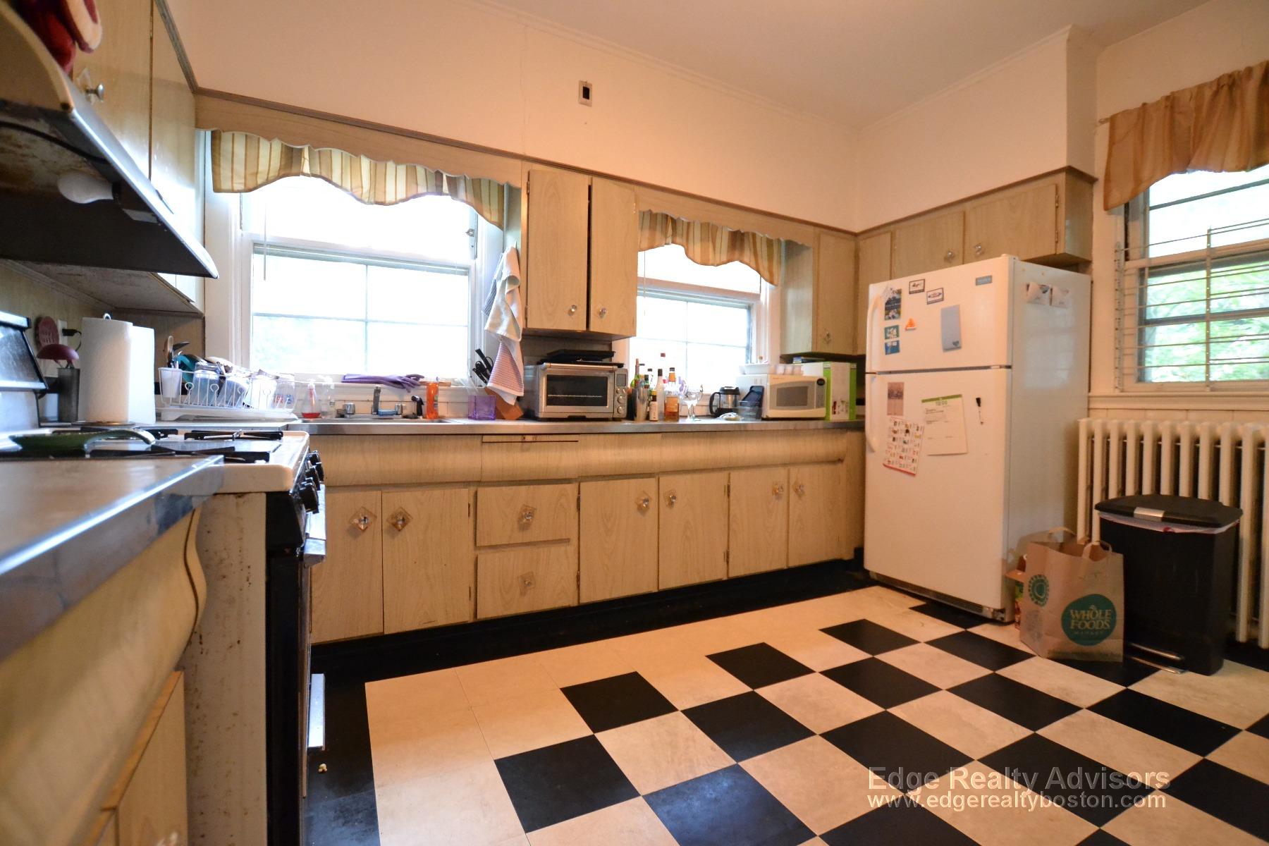 3 bed, 1 bath apartment for rent at 48 Lanark Rd Unit 1, Brighton — photo 5 of 13