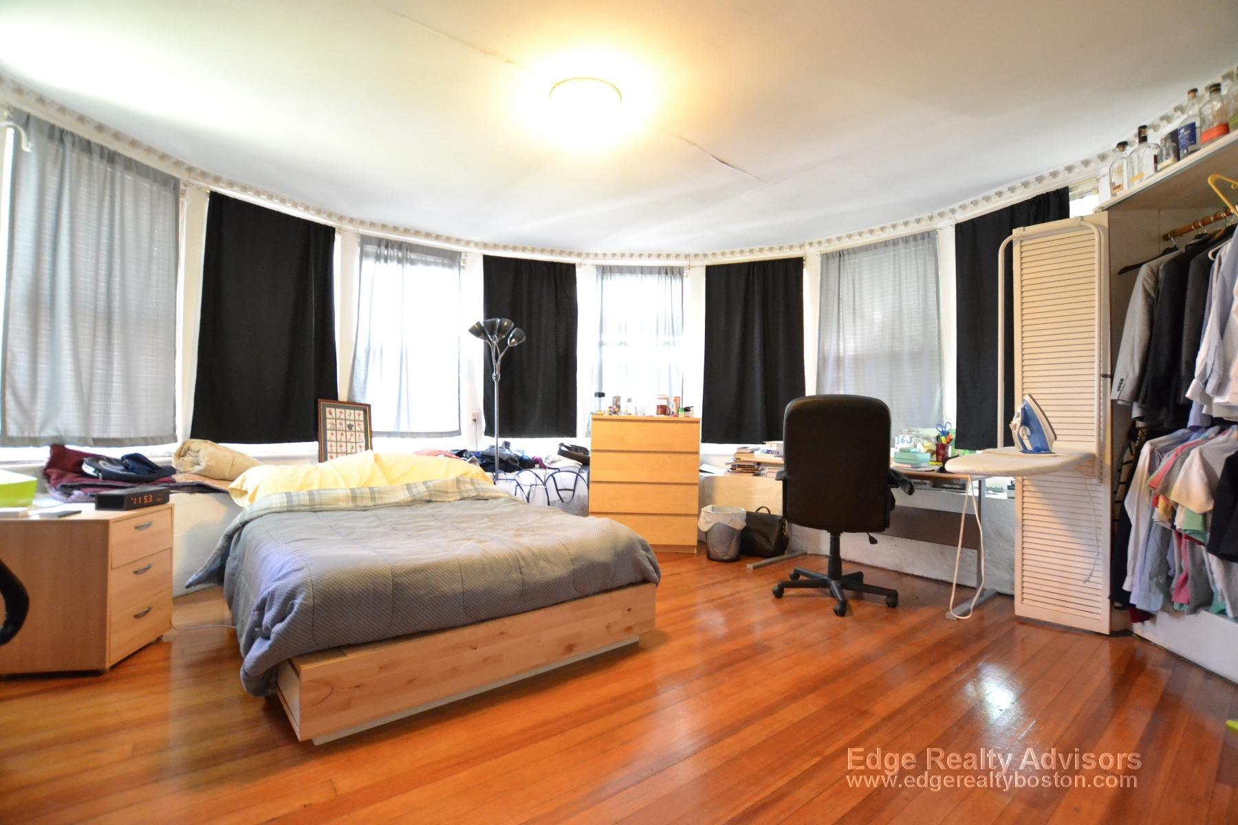 3 bed, 1 bath apartment for rent at 48 Lanark Rd Unit 1, Brighton — photo 3 of 13