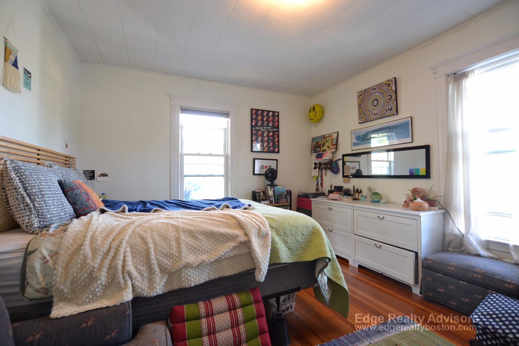3 bed, 1 bath apartment for rent at 433 Washington St Unit 1, Brighton — photo 5 of 11