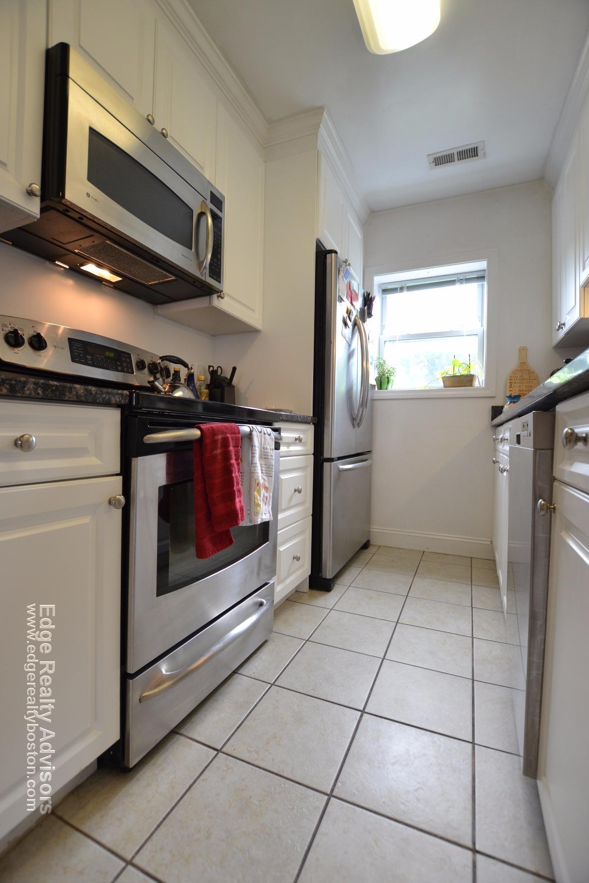 3 bed, 2 bath apartment for rent at 160 Newton St Unit 4, Brighton — photo 2 of 12