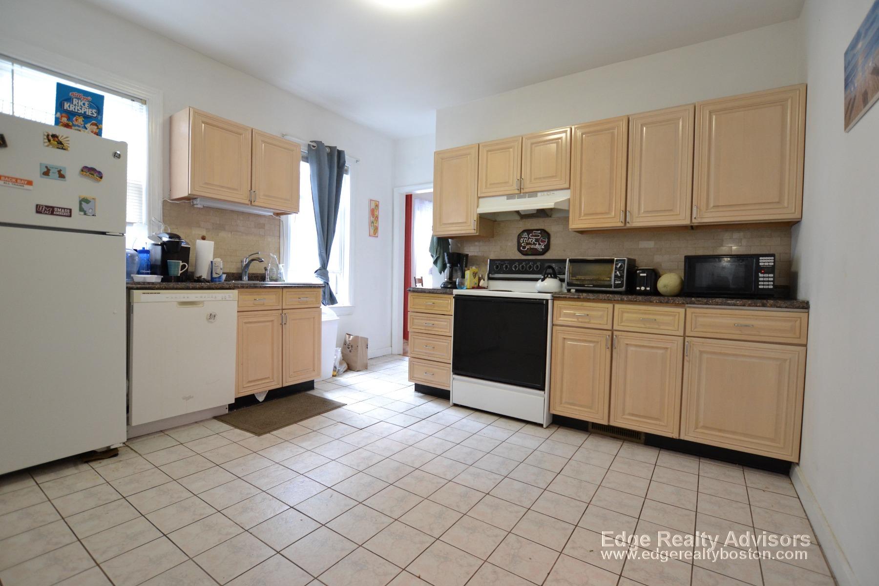 3 bed, 1 bath apartment for rent at 76 Brooks St Unit 2, Brighton — photo 4 of 9