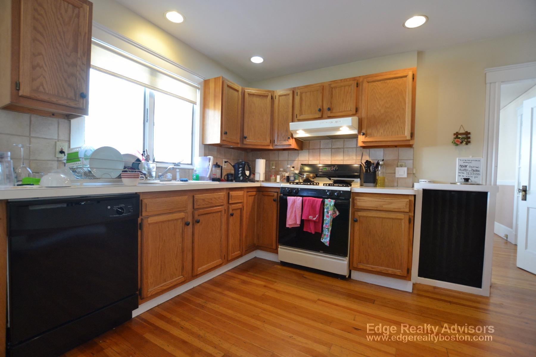 3 bed, 2 bath apartment for rent at 22 Lyne Rd Unit 2, Brighton — photo 3 of 14