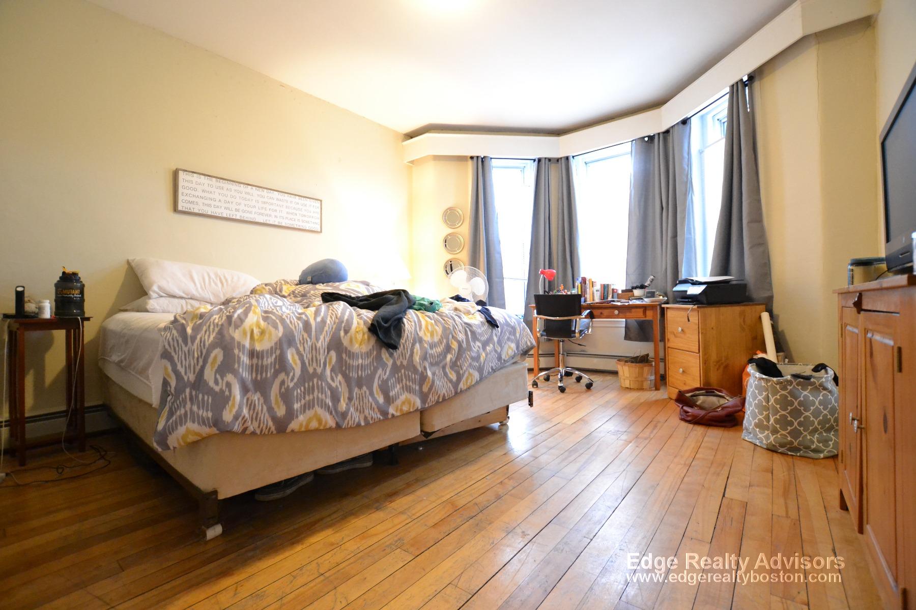 4 bed, 2 bath apartment for rent at 1289 Commonwealth Ave Unit 4, Allston — photo 3 of 33