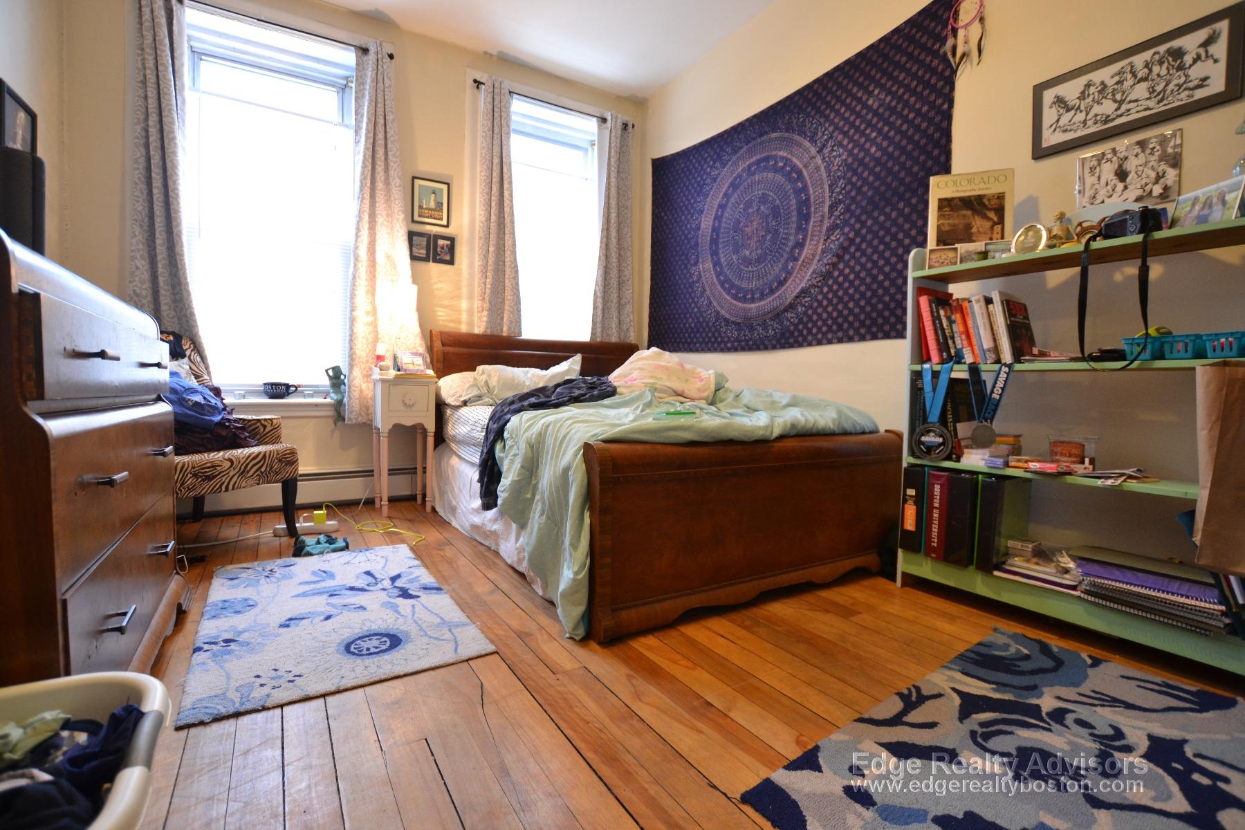 4 bed, 2 bath apartment for rent at 1289 Commonwealth Ave Unit 4, Allston — photo 4 of 33