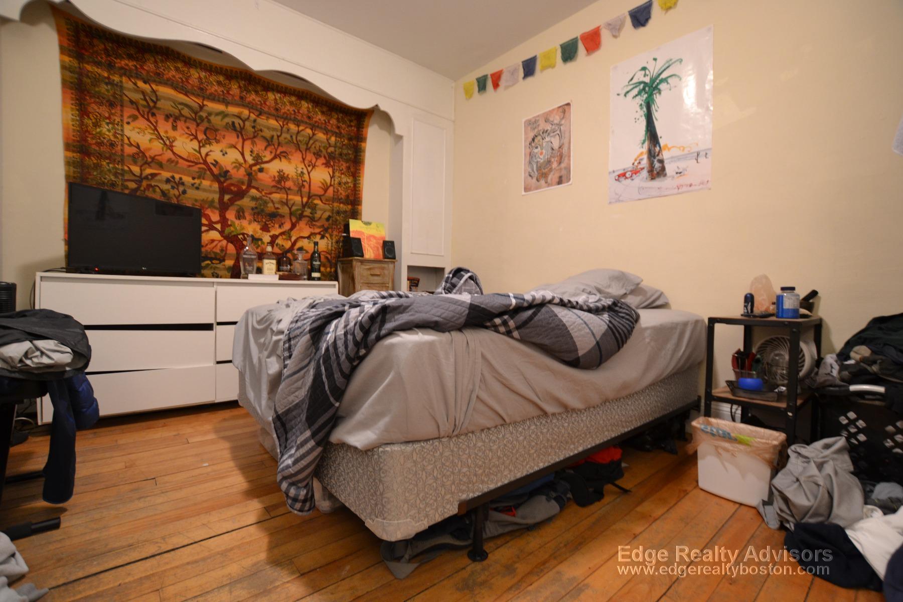 4 bed, 2 bath apartment for rent at 1289 Commonwealth Ave Unit 4, Allston — photo 7 of 33