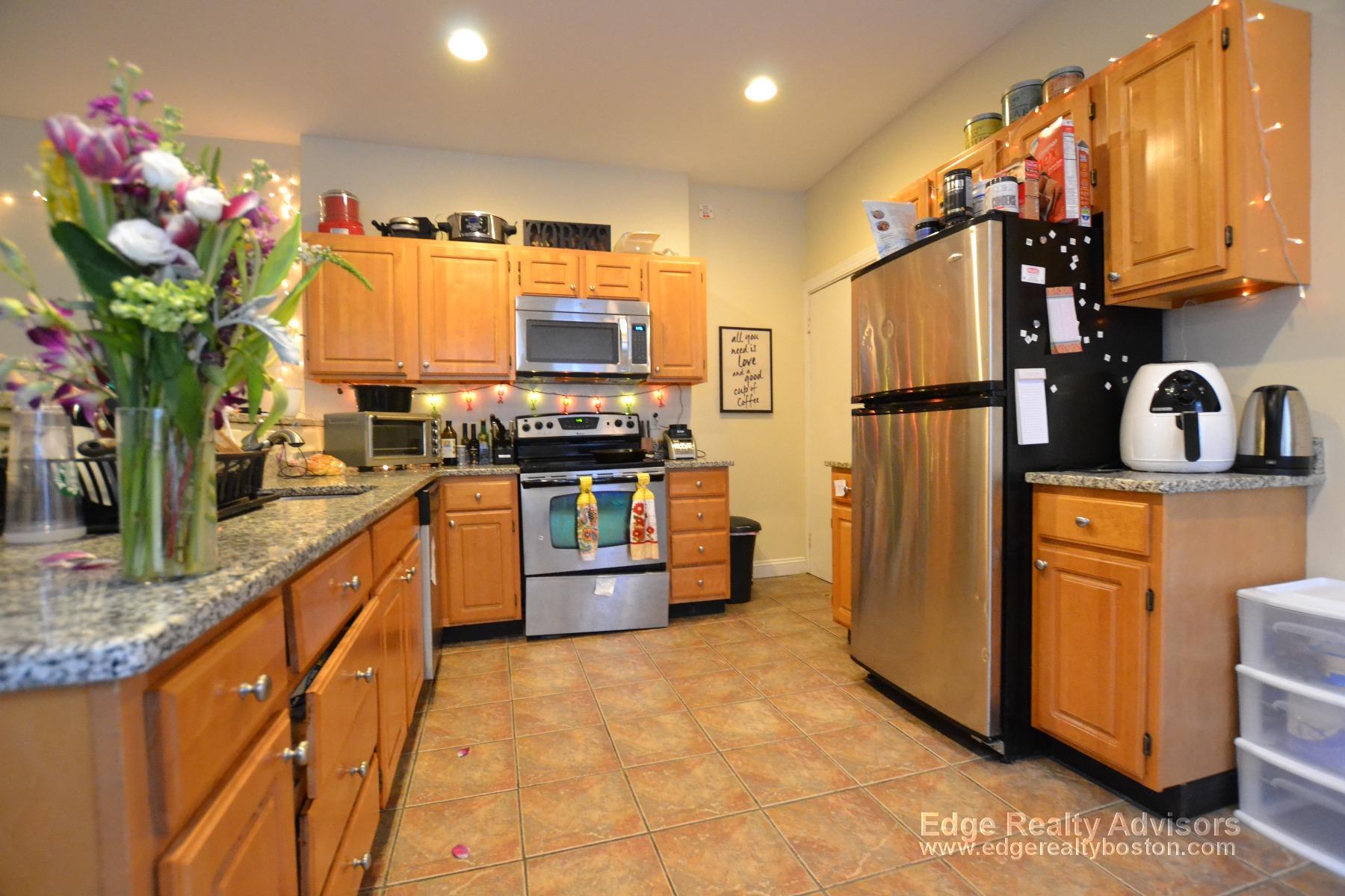 4 bed, 2 bath apartment for rent at 1289 Commonwealth Ave Unit 4, Allston — photo 1 of 33