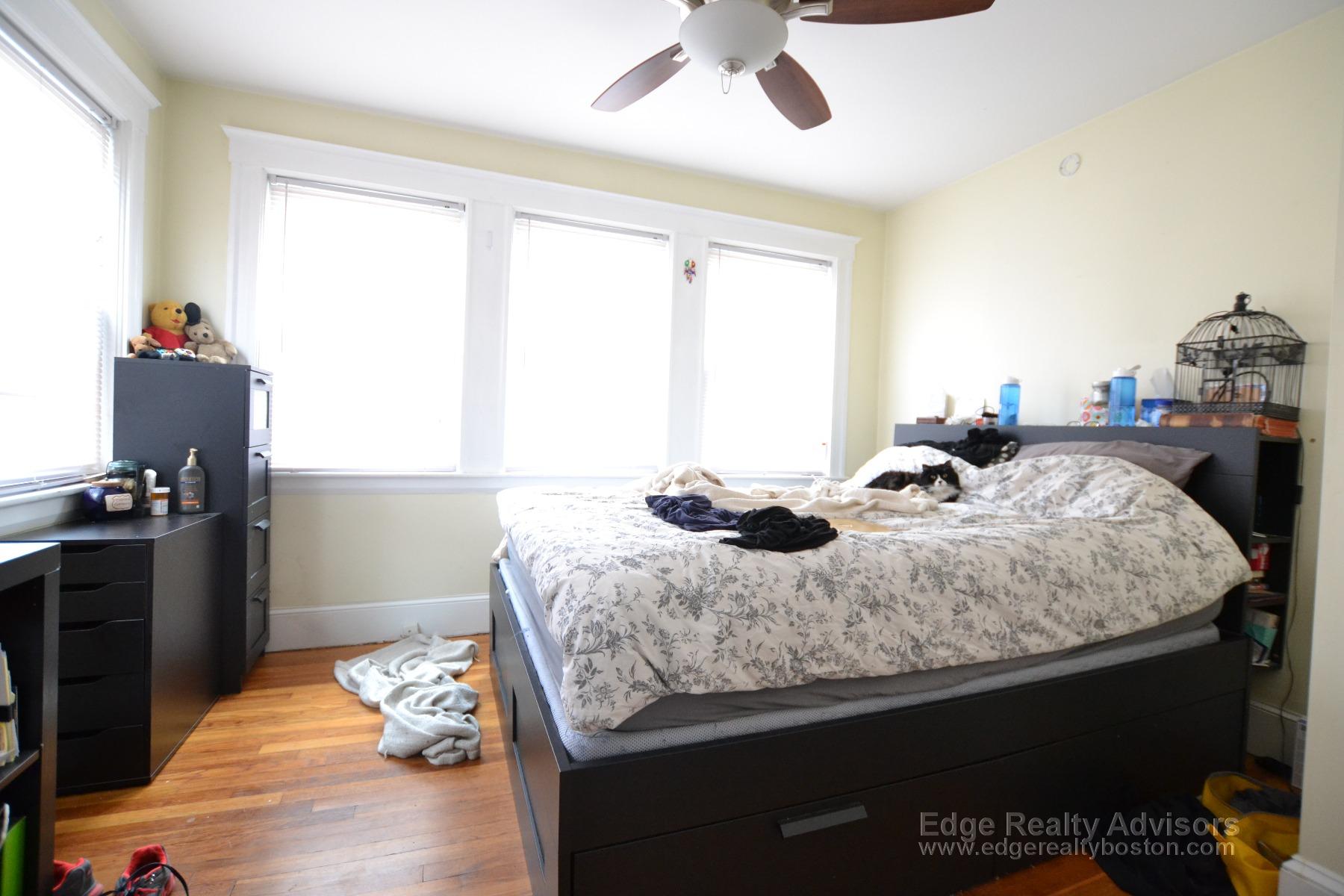 3 bed, 1 bath apartment for rent at 122 Bennett St Unit 1, Brighton — photo 4 of 11