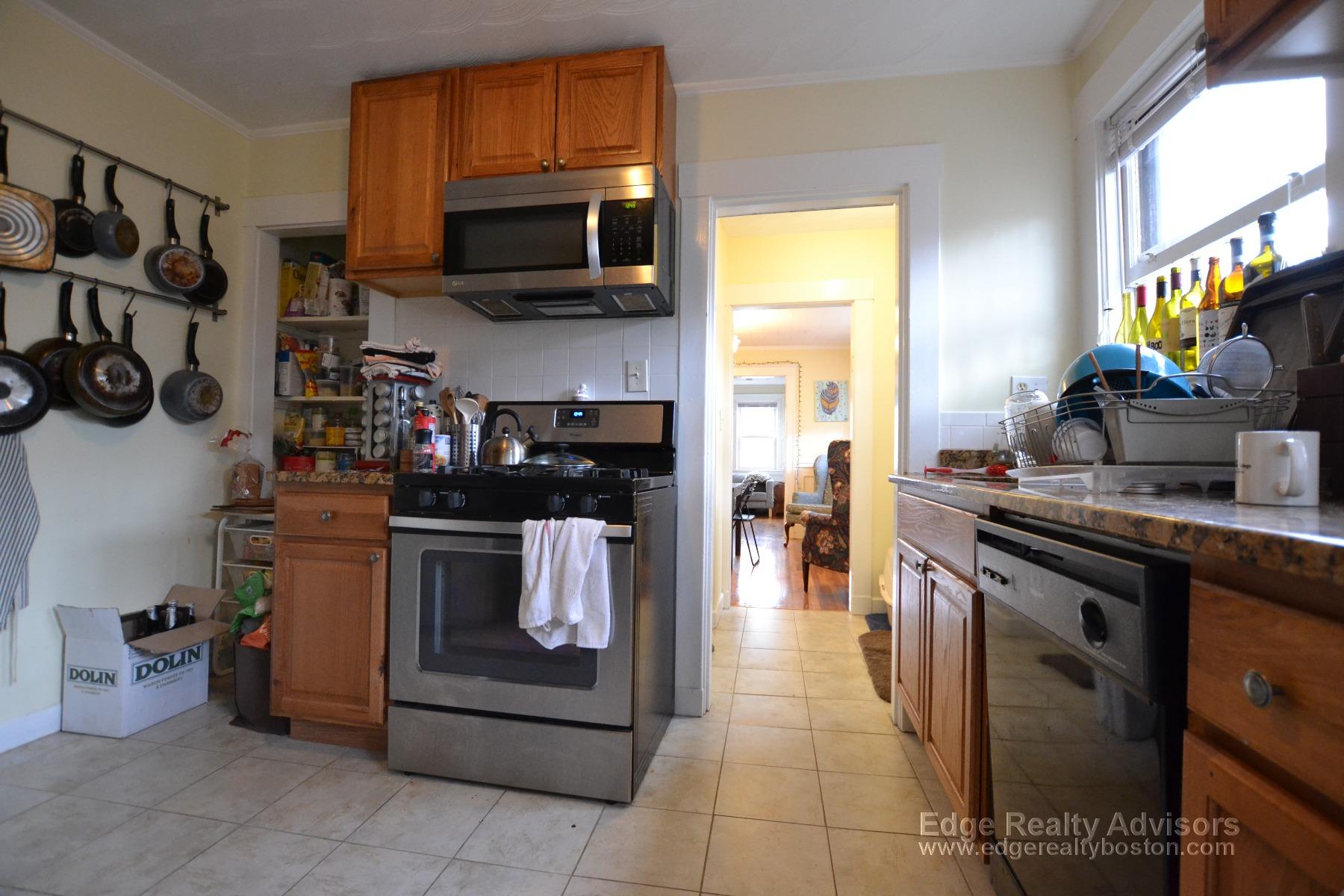 3 bed, 1 bath apartment for rent at 122 Bennett St Unit 1, Brighton — photo 3 of 11