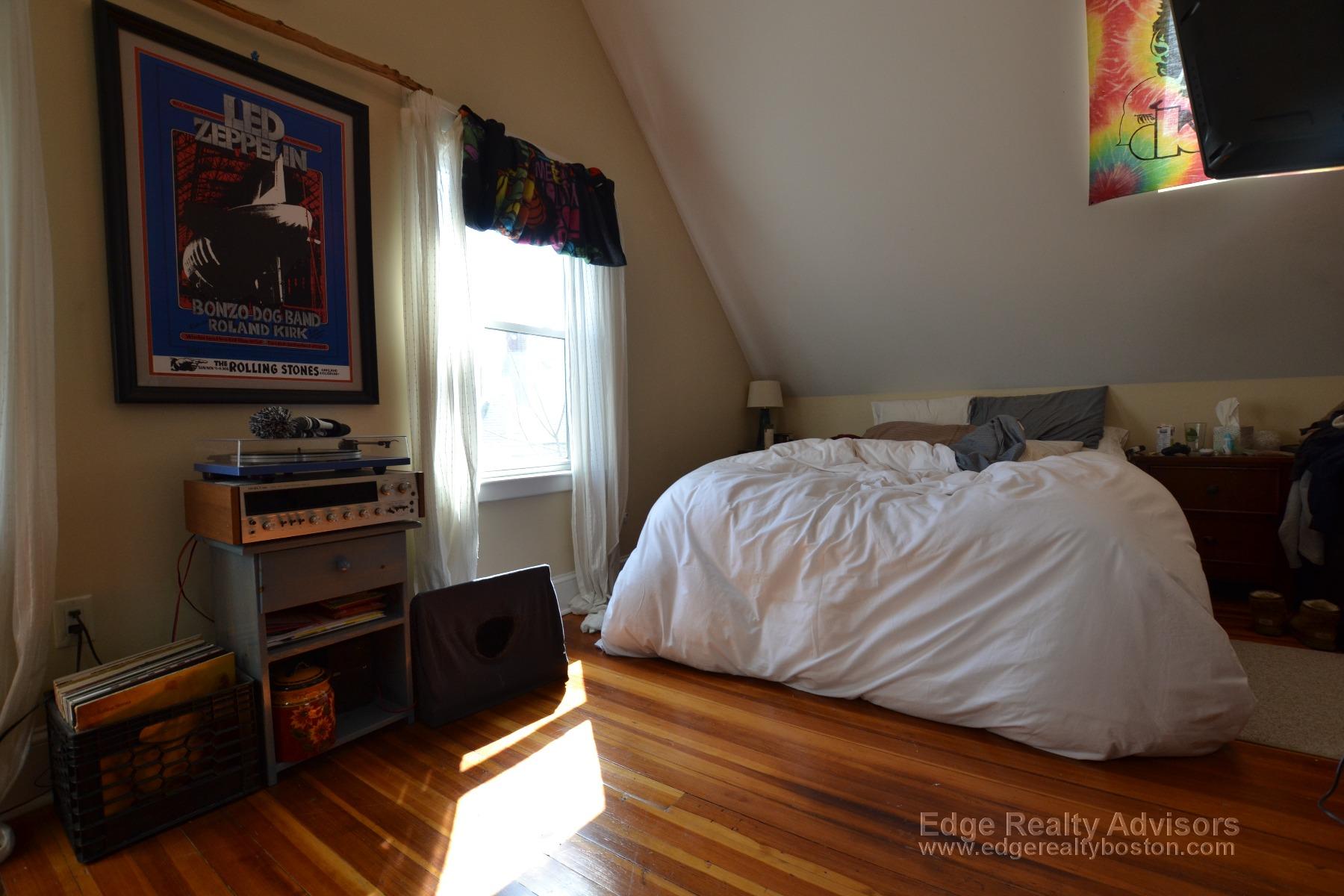 5 bed, 2 bath apartment for rent at 77 Leicester St Unit 2, Brighton — photo 6 of 15