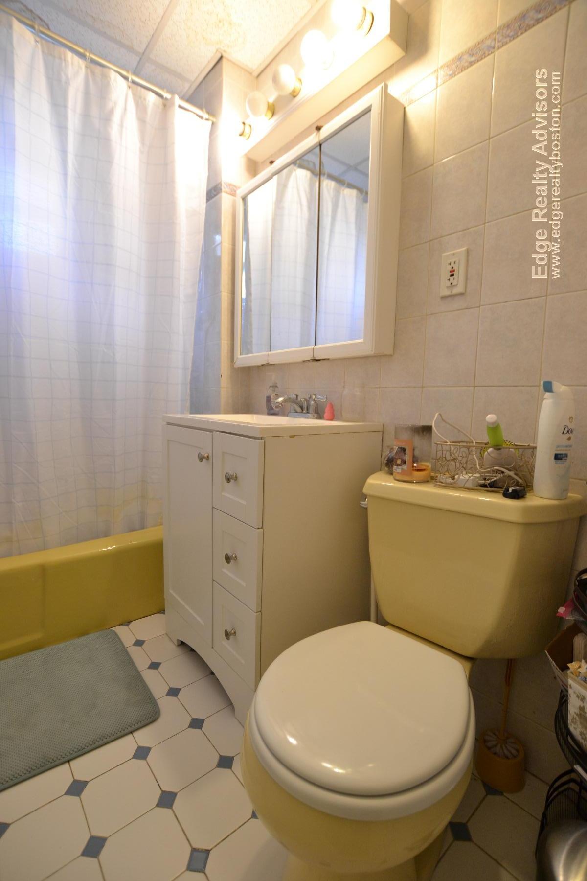 3 bed, 1 bath apartment for rent at 97 Oakland St Unit 1, Brighton — photo 5 of 7