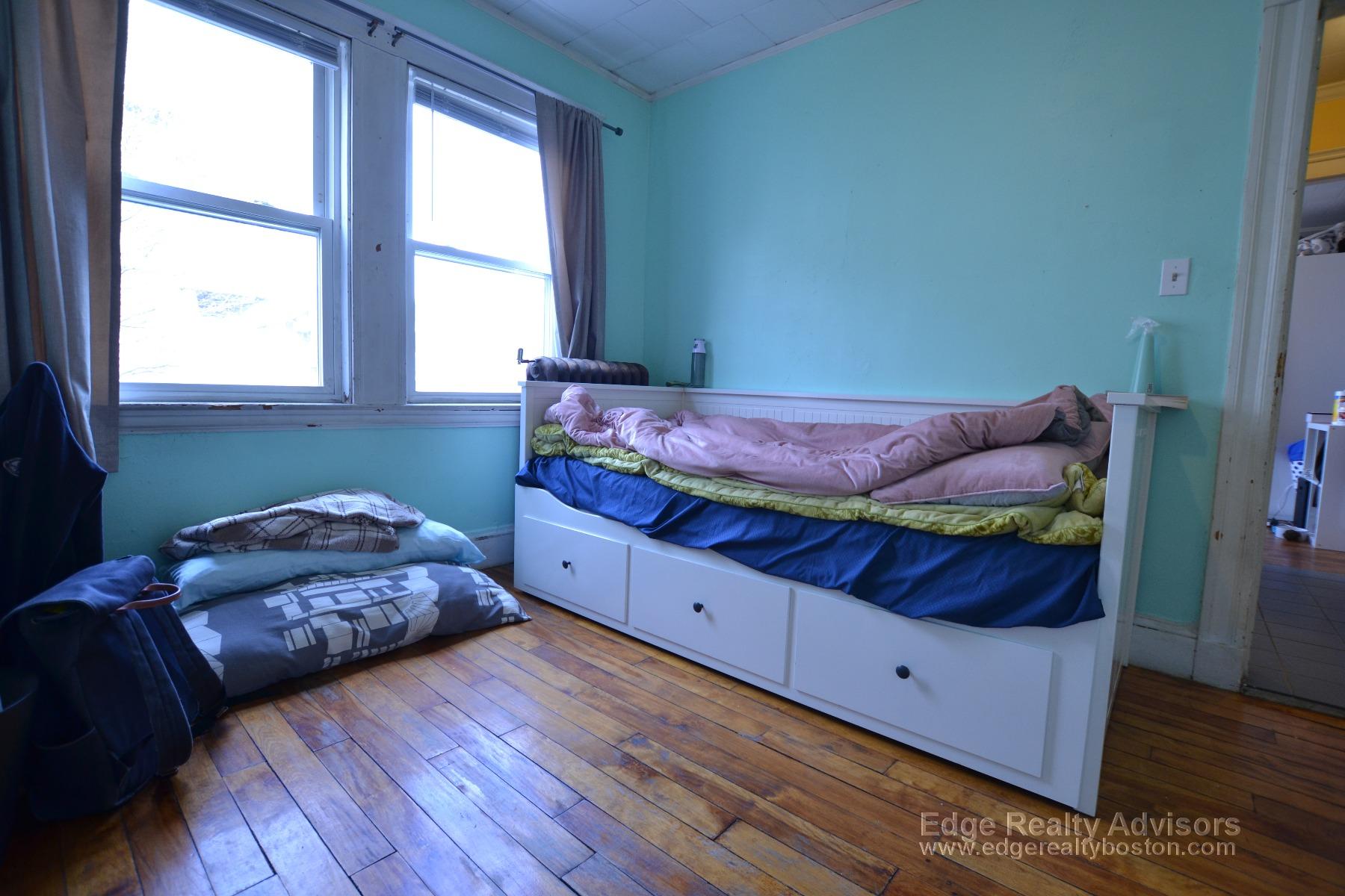 3 bed, 1 bath apartment for rent at 97 Oakland St Unit 1, Brighton — photo 6 of 7