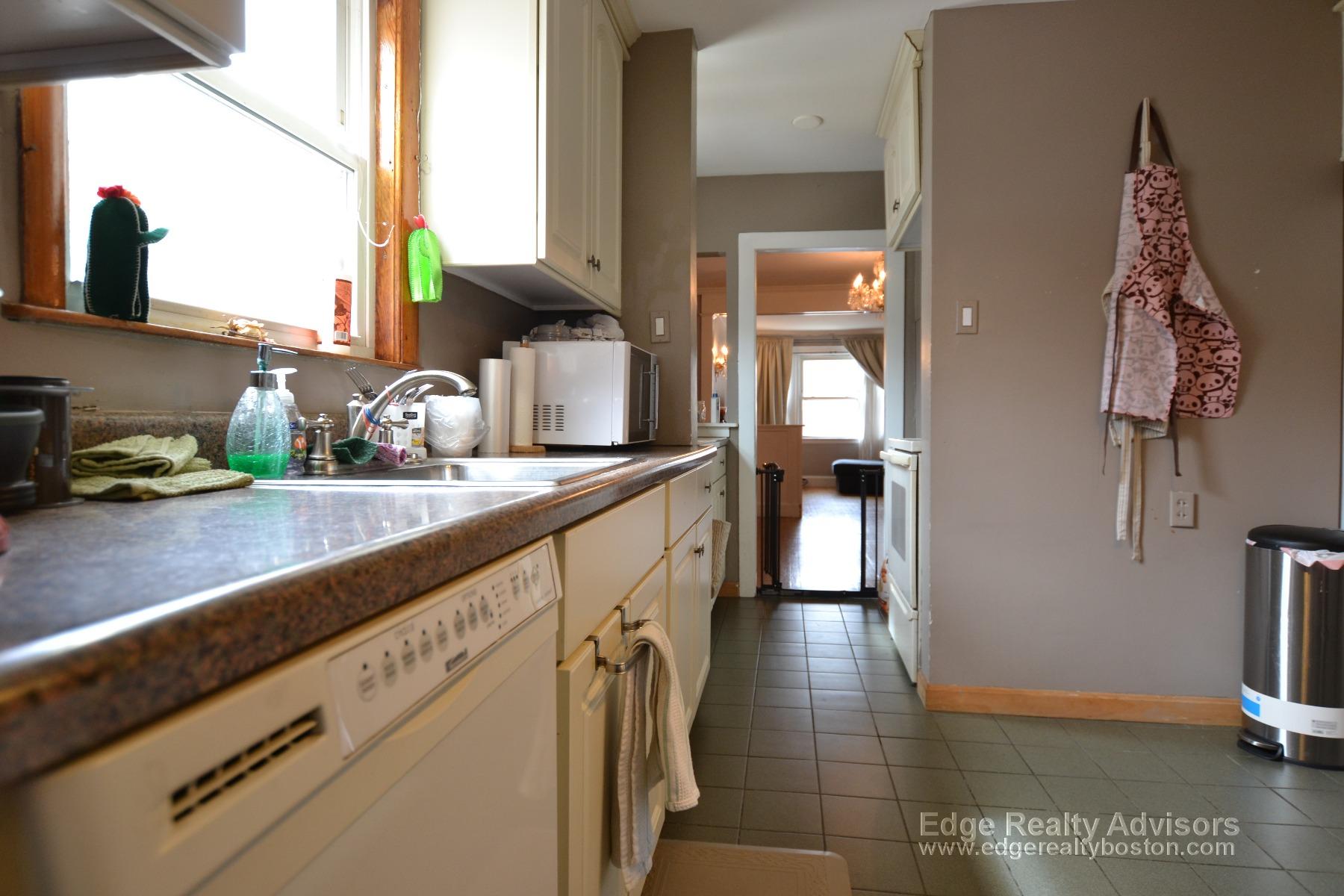 3 bed, 1 bath apartment for rent at 97 Oakland St Unit 1, Brighton — photo 2 of 7