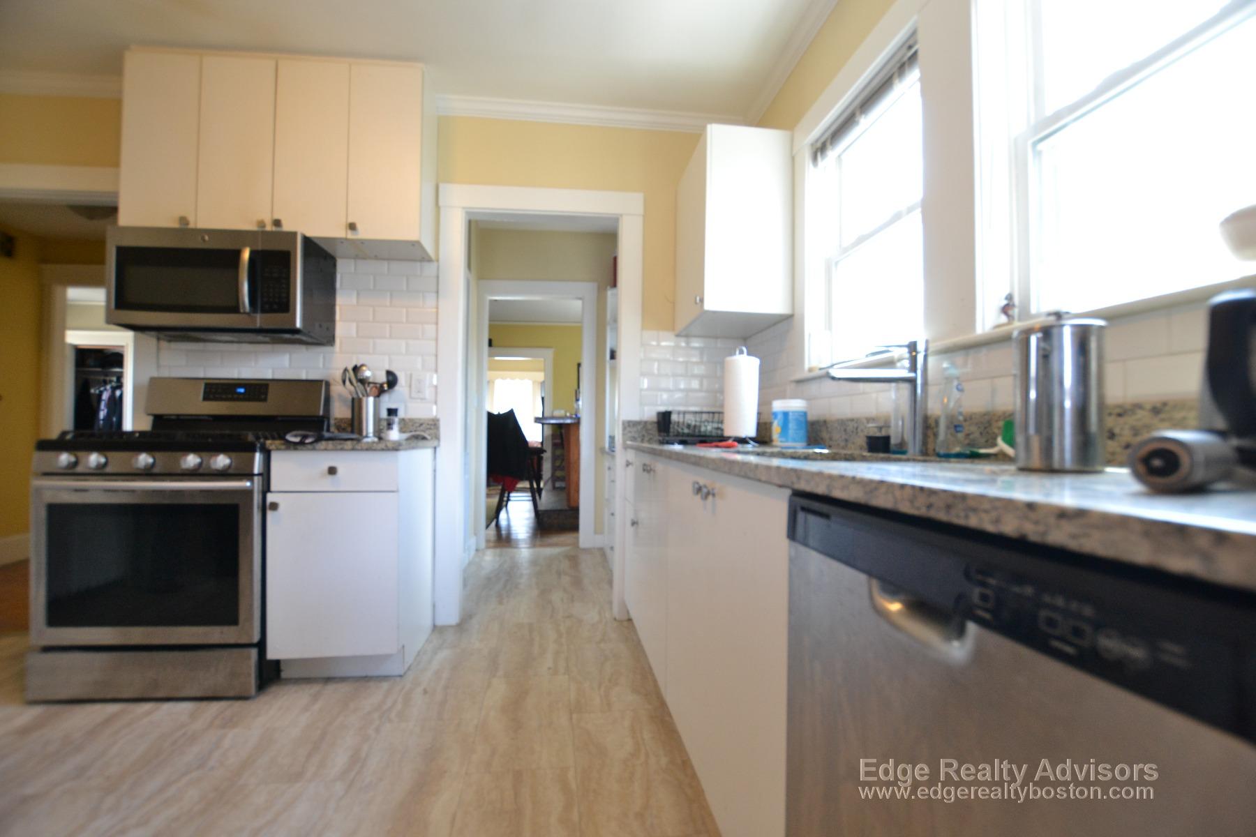 5 bed, 1 bath apartment for rent at 17 Bentley St Unit 2, Brighton — photo 2 of 14