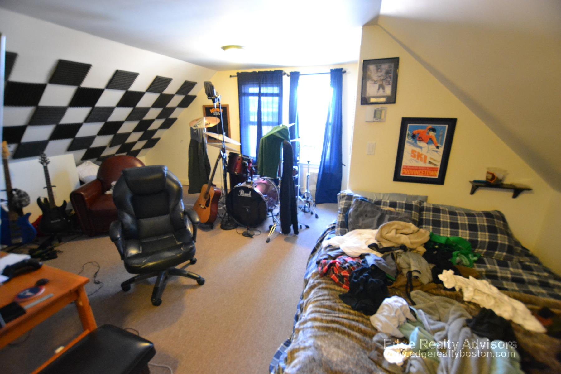 5 bed, 1 bath apartment for rent at 17 Bentley St Unit 2, Brighton — photo 13 of 14
