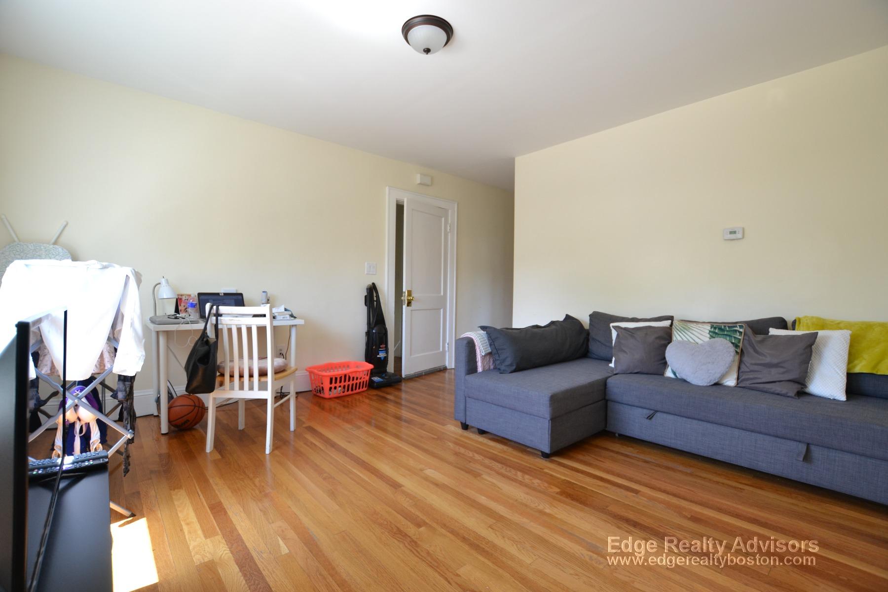 5 bed, 2 bath apartment for rent at 6 Cenacle Rd, Brighton — photo 3 of 11