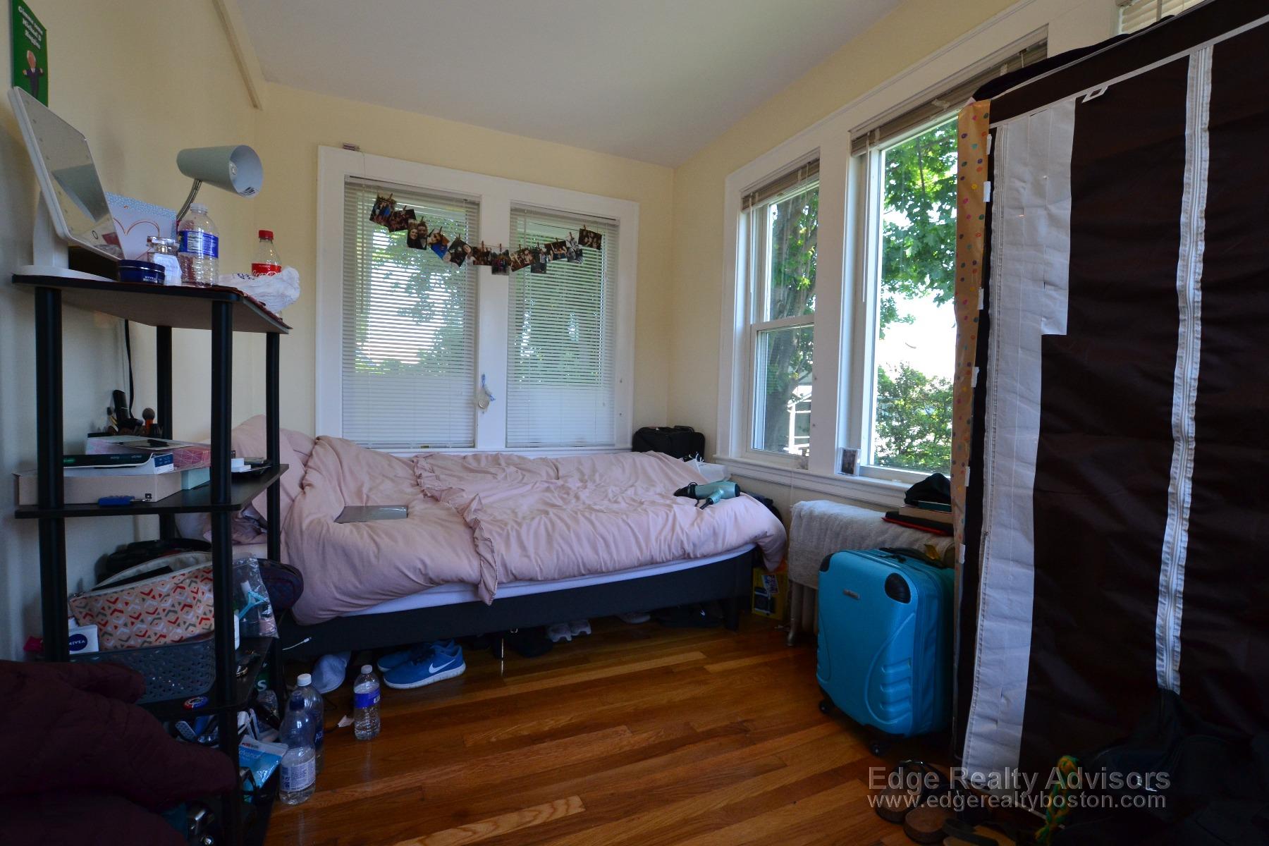 5 bed, 2 bath apartment for rent at 6 Cenacle Rd, Brighton — photo 10 of 11