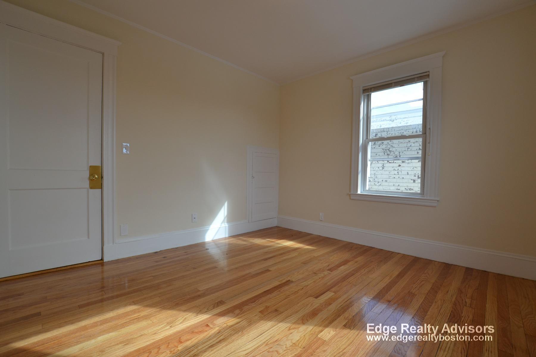 4 bed, 2 bath apartment for rent at 24 Claymoss Rd Unit 1, Brighton — photo 6 of 12