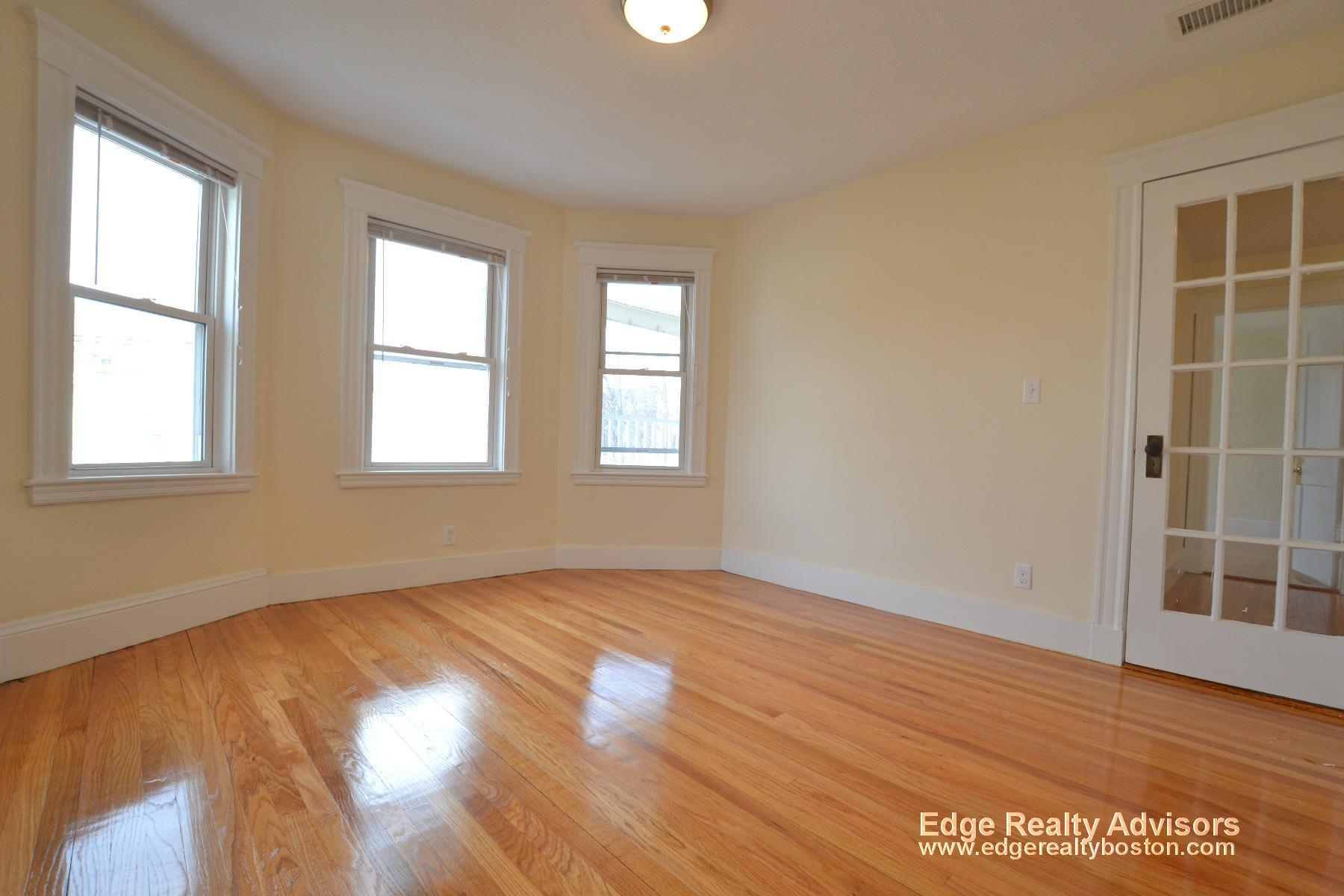 4 bed, 2 bath apartment for rent at 24 Claymoss Rd Unit 1, Brighton — photo 11 of 12