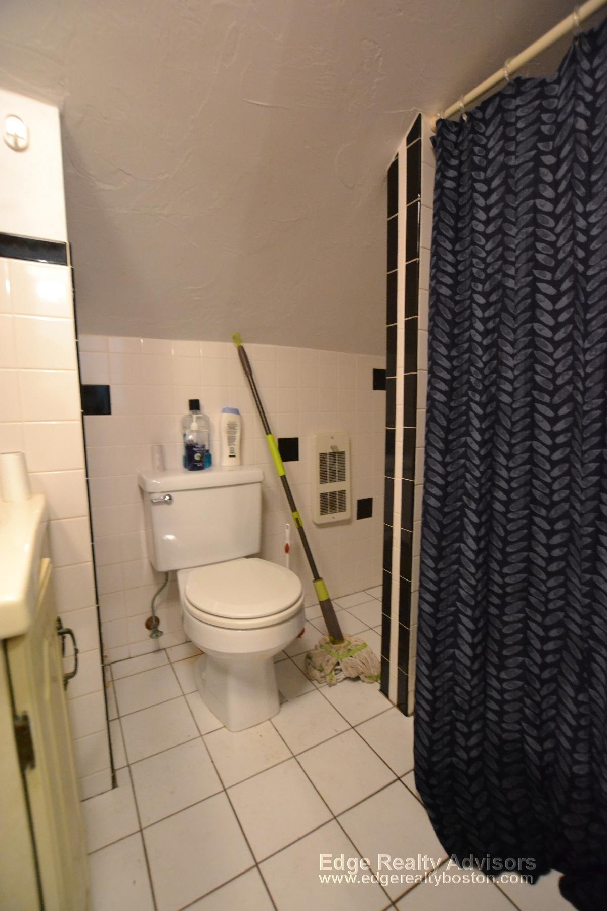 5 bed, 2 bath apartment for rent at 16 Priscilla Rd Unit 2, Brighton — photo 7 of 10