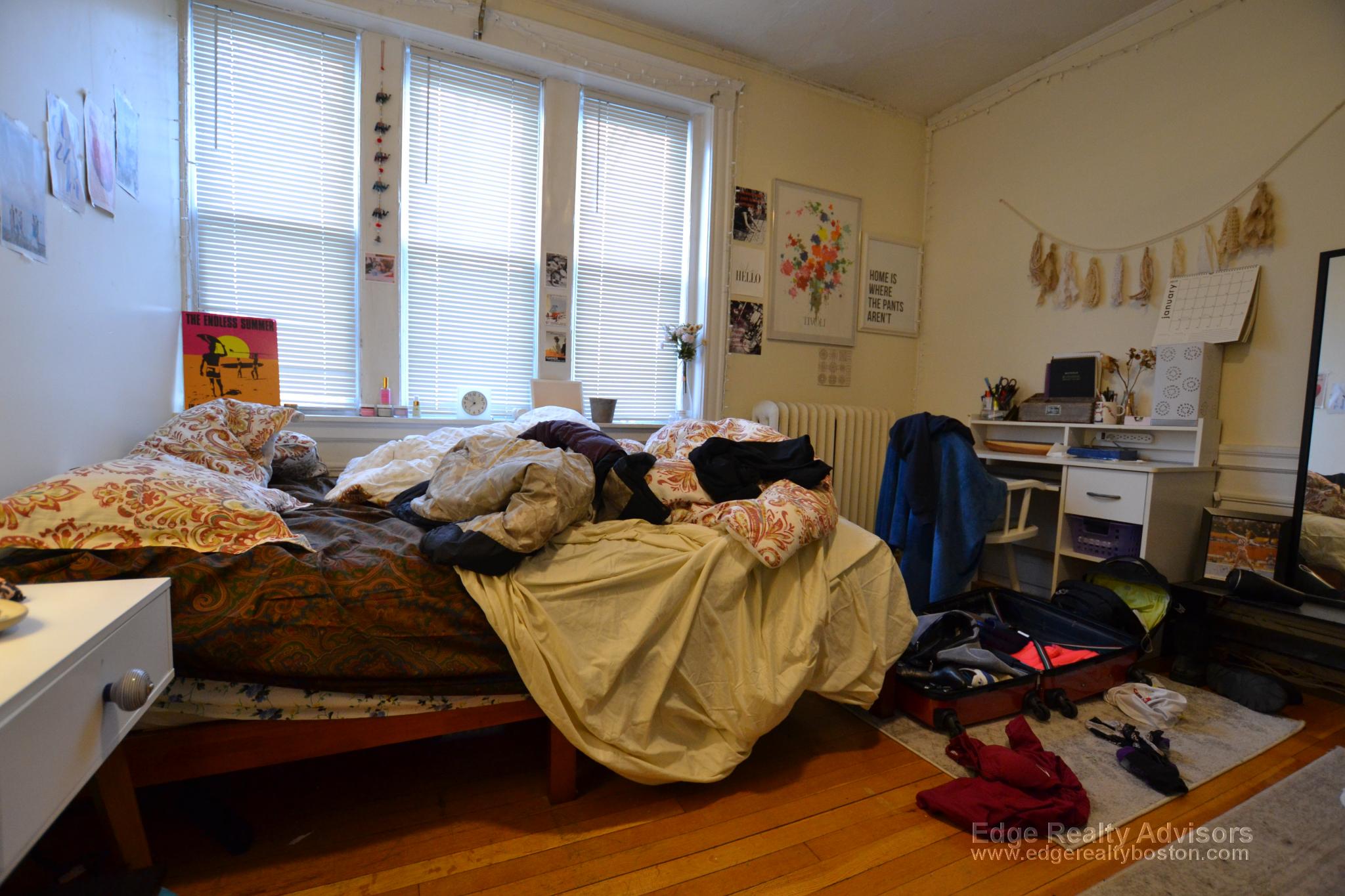 4 bed, 1 bath apartment for rent at 60 Thatcher St Unit 3, Brookline Hills — photo 8 of 8